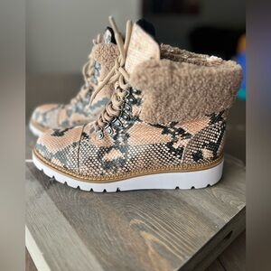 Women's Chic Retro Aerosoles Snakeskin Wedge Boot With Fur